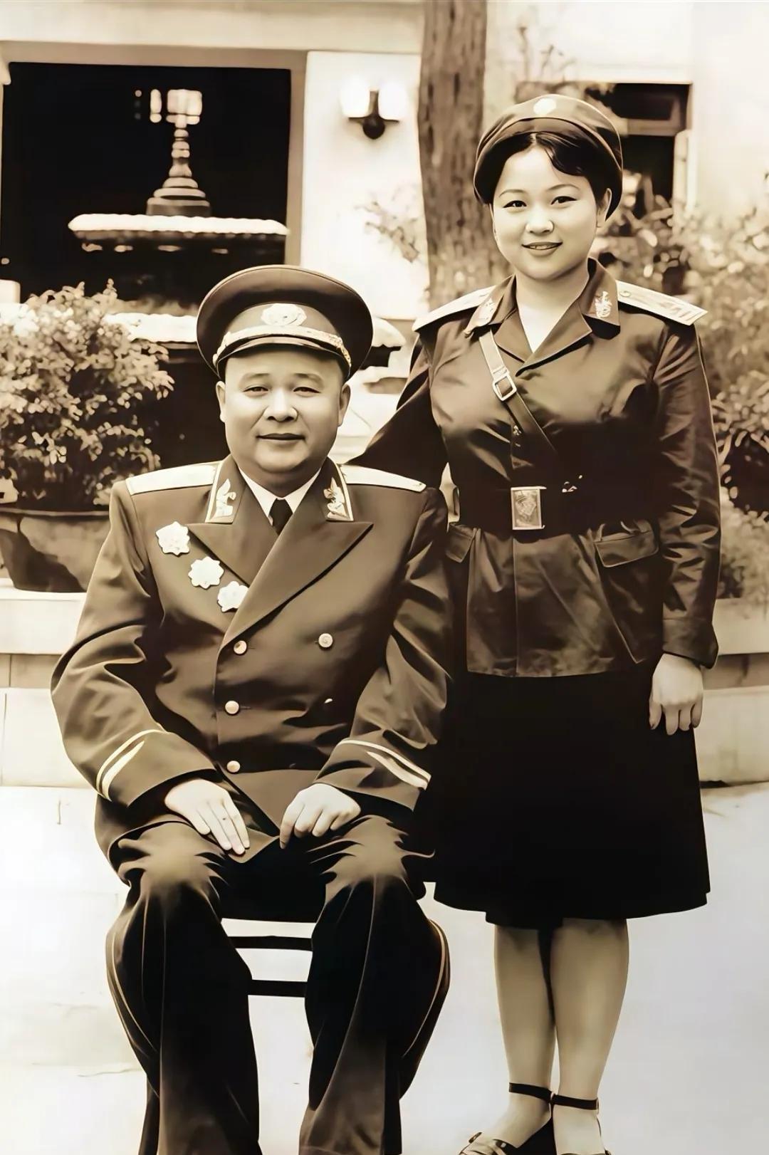 1961年，徐海东大将与二女儿徐文惠的一张合影。
徐海东这位“对中国革命有大功的