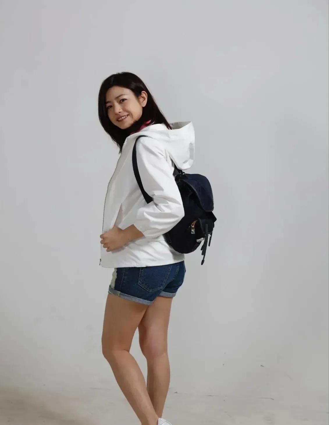 清纯甜美的初恋感，谁看了不迷糊啊！当年那个穿着校服的沈佳宜，现在依旧还是那个温温