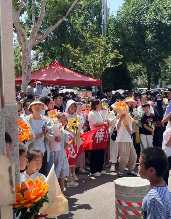 轻松了！聊城市2025年中考今天上午圆满结束。
下午还有八年级地理生物会考。
作