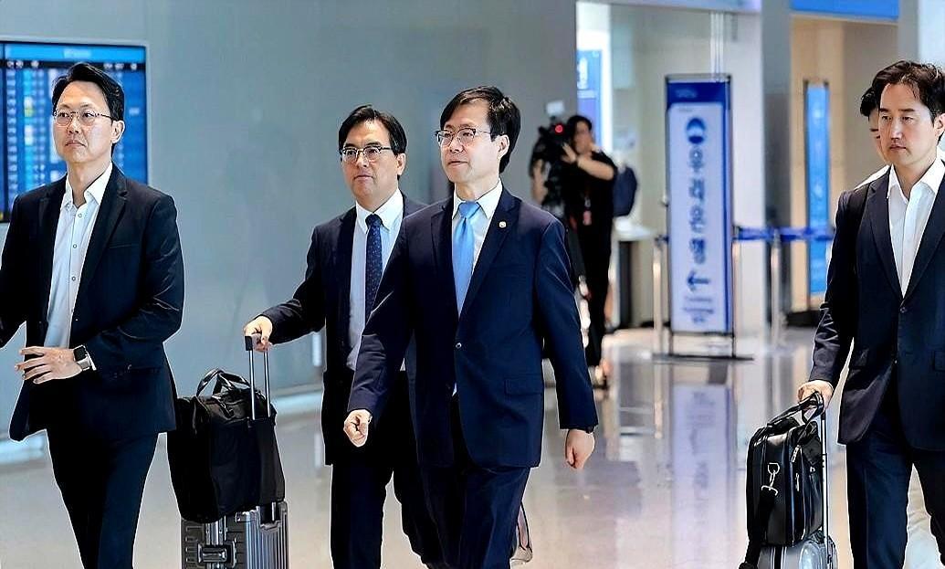 韩国绝不低头
当地时间6月22日，韩国贸易代表出访美国，他们在仁川机场接受采访时