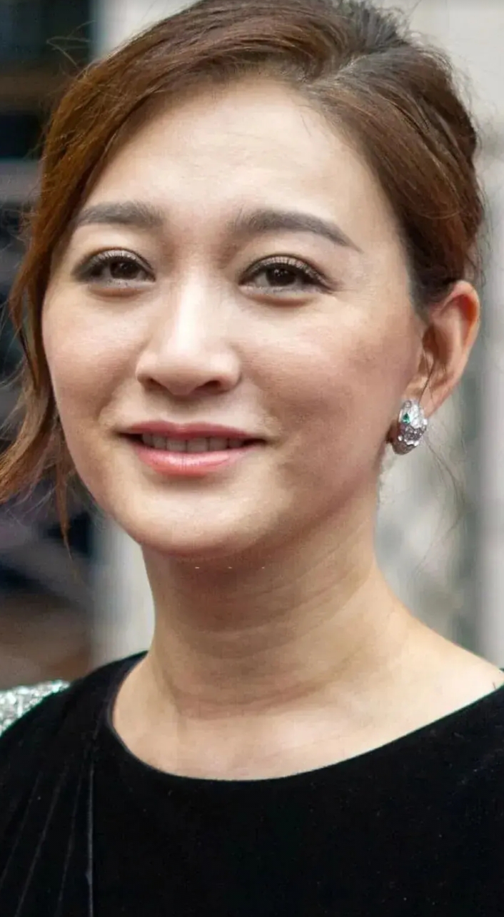 李小冉，今年49岁了，素颜的她，跟胡同里的大妈一样衰老。年轻时的她也不漂亮，她从