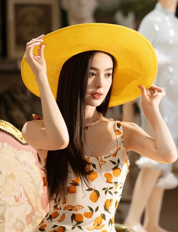 娜扎的这一组妆造，还是很明媚的，超不错的！
