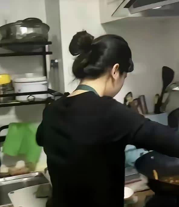 河北沧州，一女子因煮饭时水添多了，遭丈夫猛扇耳光