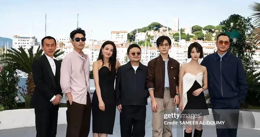 《狂野时代》全员走红毯，赵又廷的状态最高燃，又高又帅又抢眼。
有些男人就是年纪越