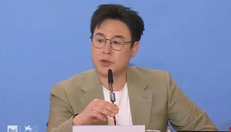 多读书真的有用，看张颂文在电影节的讲话，就能看出来在国际场合有多给国家长脸，记者