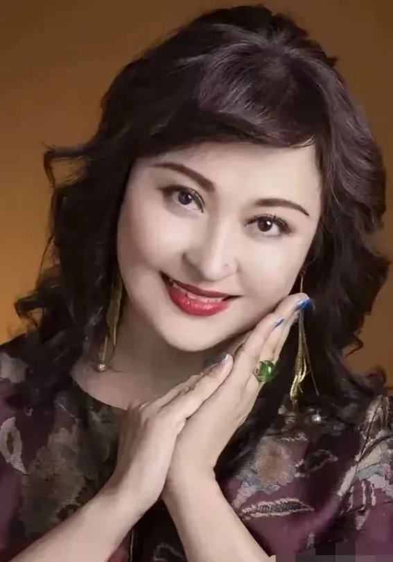 你还记得她吗？一个风华绝代国色天香的大美女，曾经演过雪山飞狐，你是不是记起她是谁