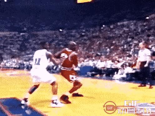 乔丹的滞空能力真的是人类的天花板，就现役NBA球员能在空中做两个动作的没几人，但