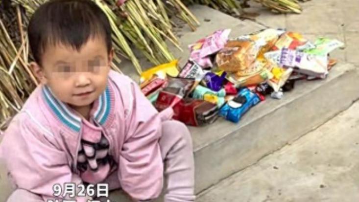 陕西新生拉练，偶遇村中独坐女童，投喂零食成小山，女孩父亲发声