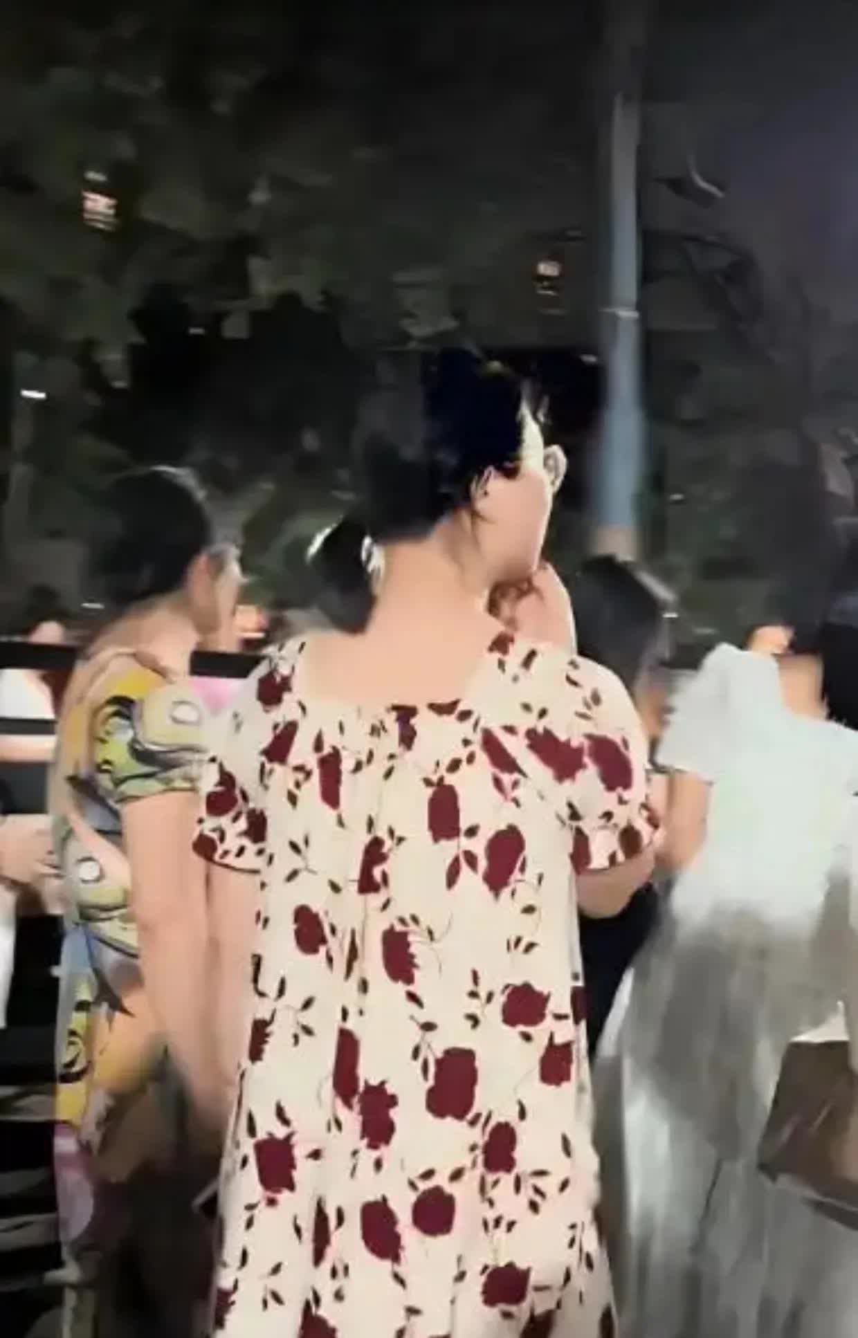 冲动的代价1死4伤，等着坐牢了!
38岁的熊某开车到小区门口，被卸货车辆挡道，