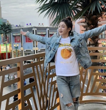 陈梦扎可爱丸子头，妙龄少女太美了！