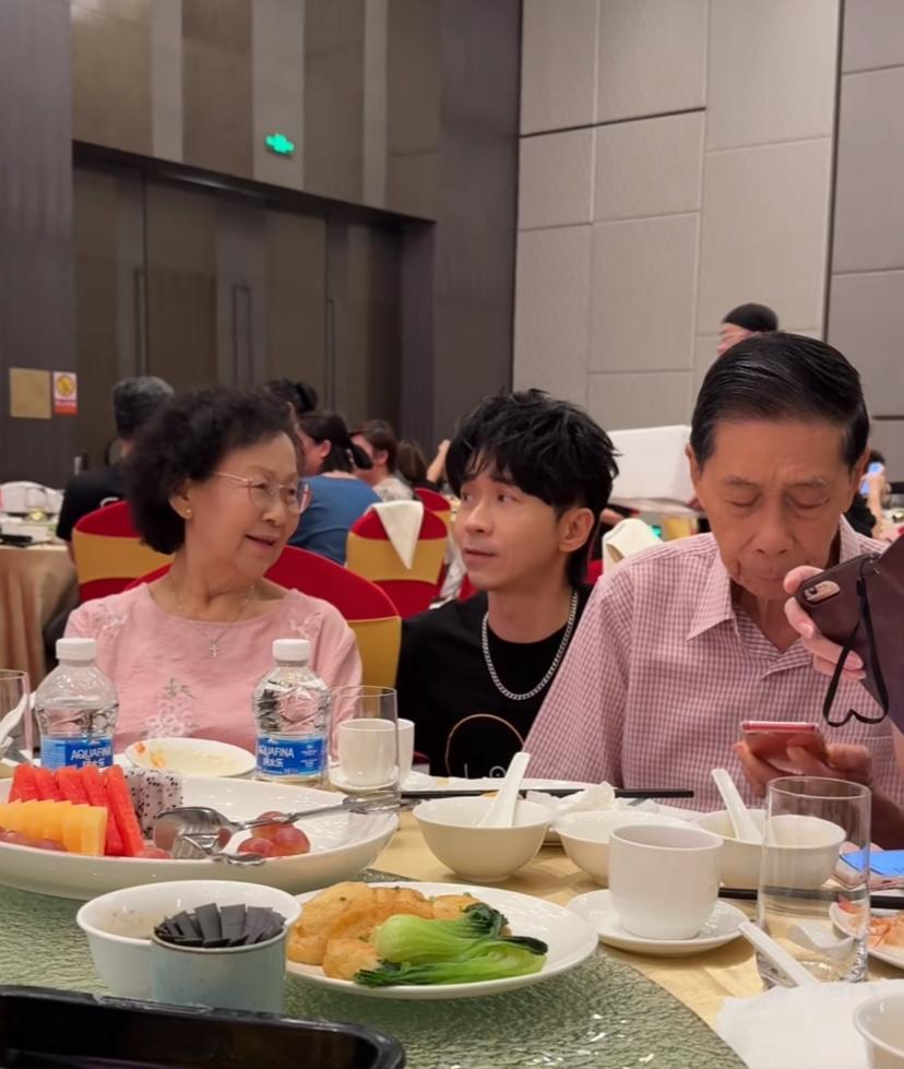 光良蹲在爸妈身边，
像一个小孩子一样，
真的好可爱啊。
光良今年都55岁了，
看