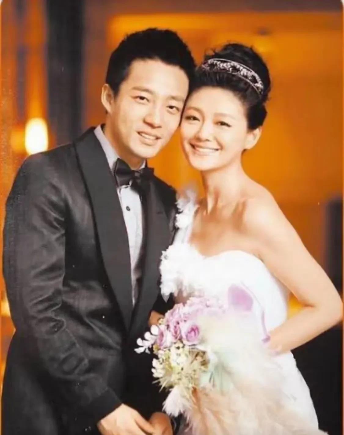 起初他们都是笑着结婚的，可为什么后来他们都不笑了？



汪先生当初娶大S，想必