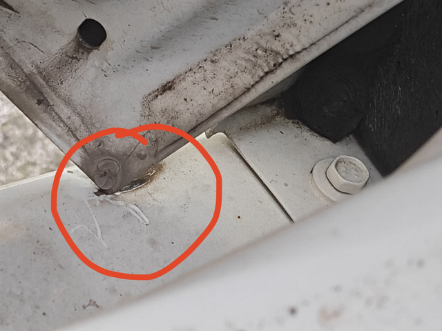 车门与车架干扰
开门的时候车门角一直摩擦车架，漆都没了，洗车才发现，这种装配问题