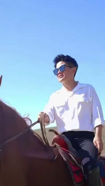 董宇辉正面回应了，李娟老师和宇辉不在新疆见面了。
新疆阅山河官宣后，有网友在视频
