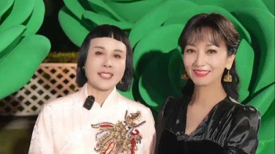 71岁赵雅芝联动直播遇尴尬境地，开十级美颜，被小13岁网红叫阿姨