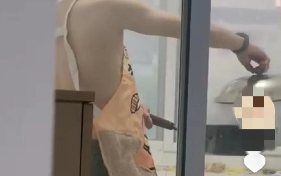 男子做饭锅里着火。

他一点也没慌，内心很是惬意把锅盖朝着锅面一放，本以简简