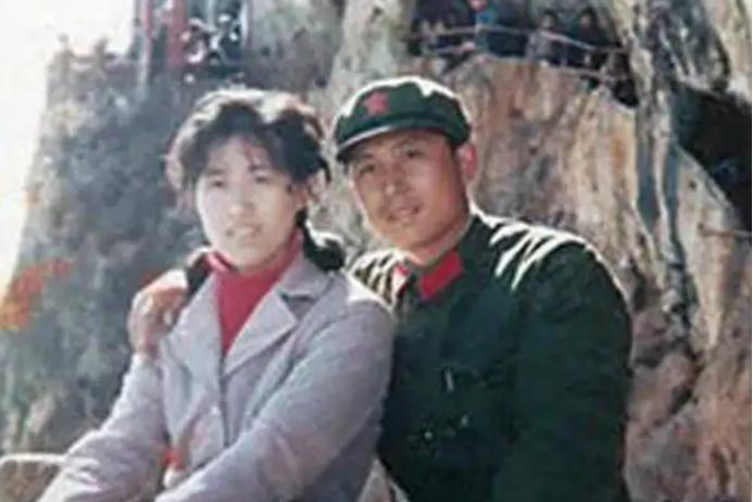 [中国赞]1984年，部队奔赴前线，团长却发现连长将妻子藏在营中，遂决定在大会上