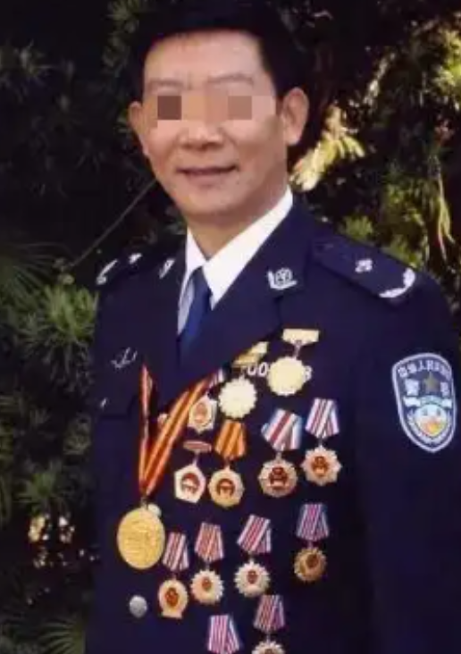 1992年，一名卧底警察受邀参加颁奖典礼，被评选为“中国十大杰出民警”，没想到，