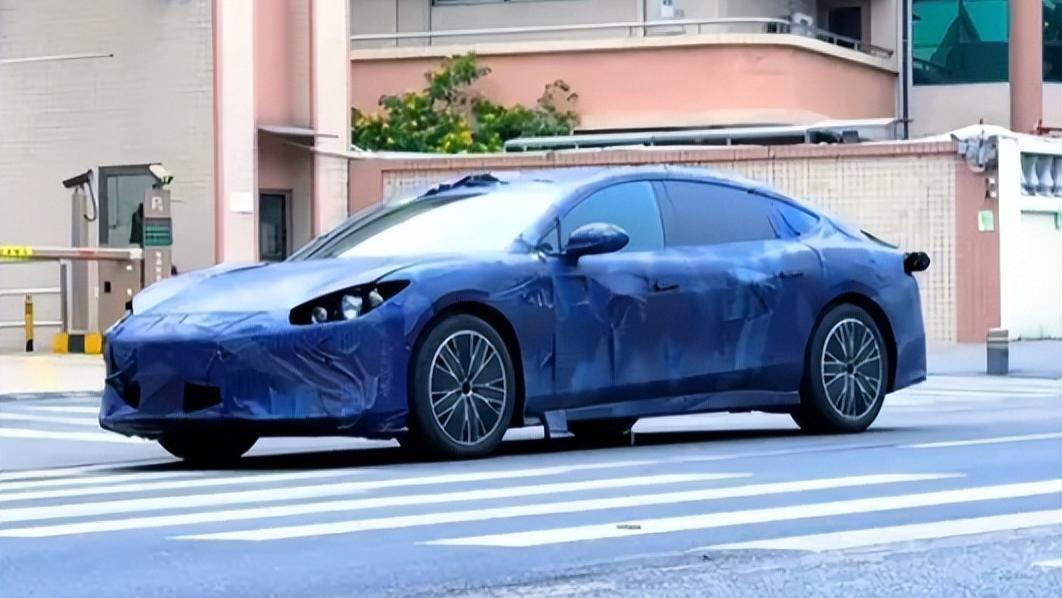 方程豹首款轿车曝光！溜背造型撞脸帕拉梅拉，比汉L大配激光雷达