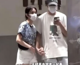 俞灏明王晓晨甜蜜牵手逛街，两人全程手牵手，看着感情十分甜蜜，这是继9月商场约会，
