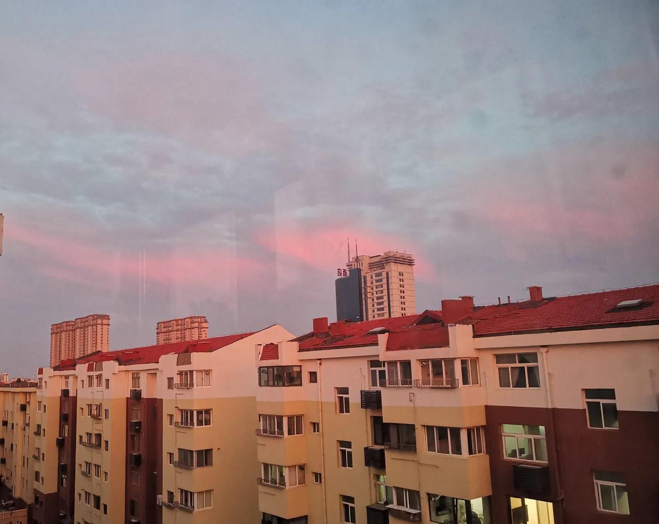 明明说明天有暴雨或是大暴雨，可今晚胶州老城区的天空却美得让人惊掉下巴。
傍晚那会