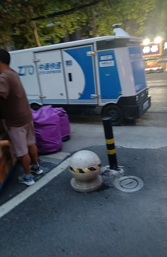 这样下去，快递员也要失业了！
昨天下班回家，去附近超市买菜，竟然遇上这一幕。
中