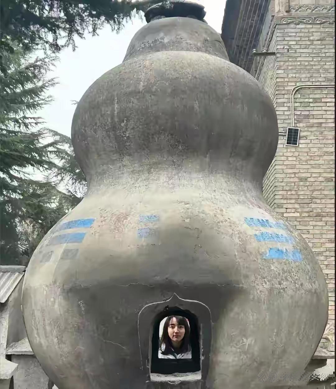 万万没想到！有一名女子和丈夫一同外出游玩，在景区看到了一个用于烧香的葫芦塔，女子