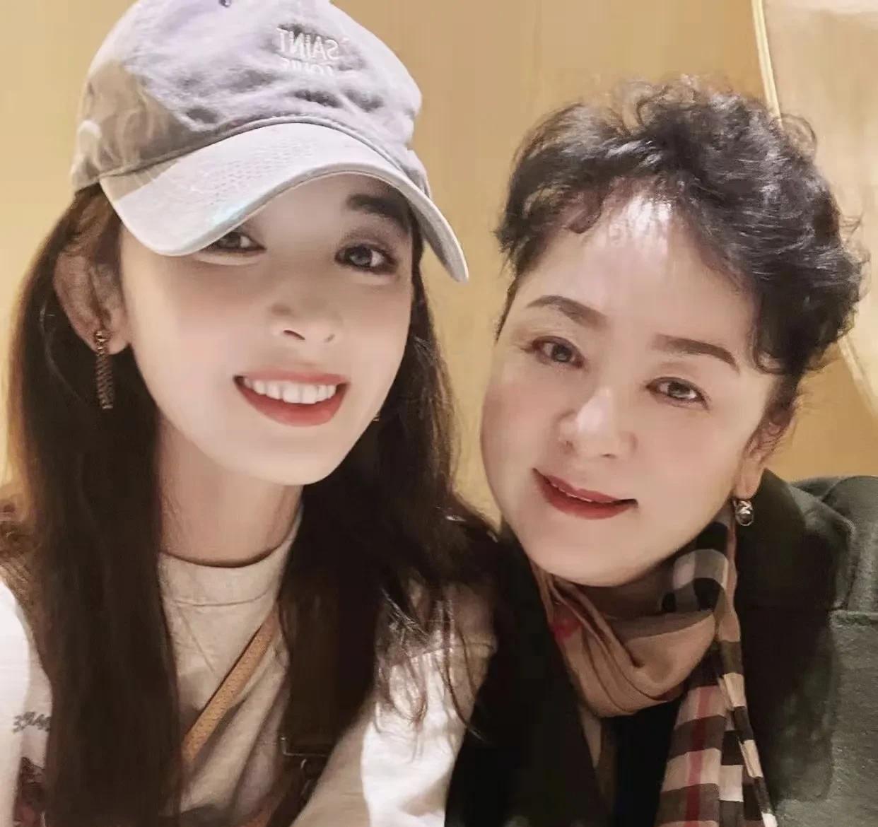 我看了一下古力娜扎妈妈年轻时的照片，感觉妈妈也是一个超级漂亮的大美女，而且娜扎姐