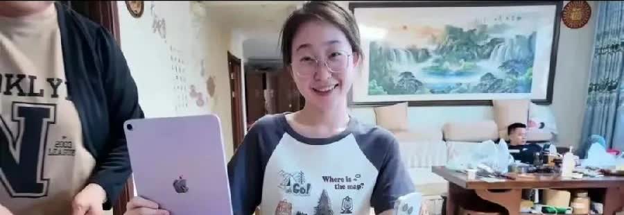 高考女生收到姐夫送的“考完三件套”，价值1万多的苹果三件套！苹果手机、苹果平板、