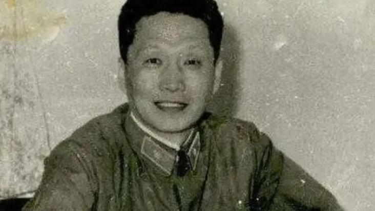 75年，国军首位起义飞行员葬在八宝山公墓第一室，邓小平：他值得