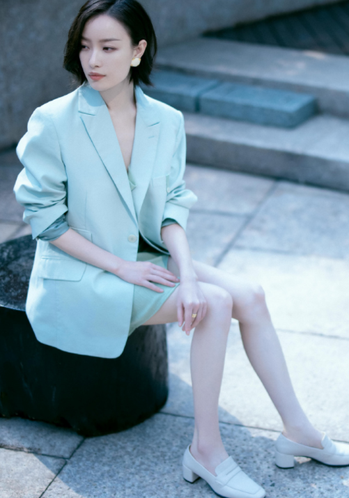 倪妮的套装，身材好，气质可以！
