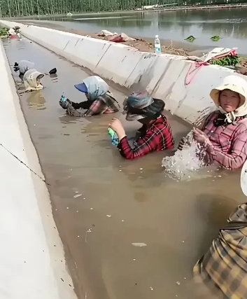 农民工降温的一幕，不得不说，有点心酸。为了生活不容易[抱抱][抱抱][抱抱]
