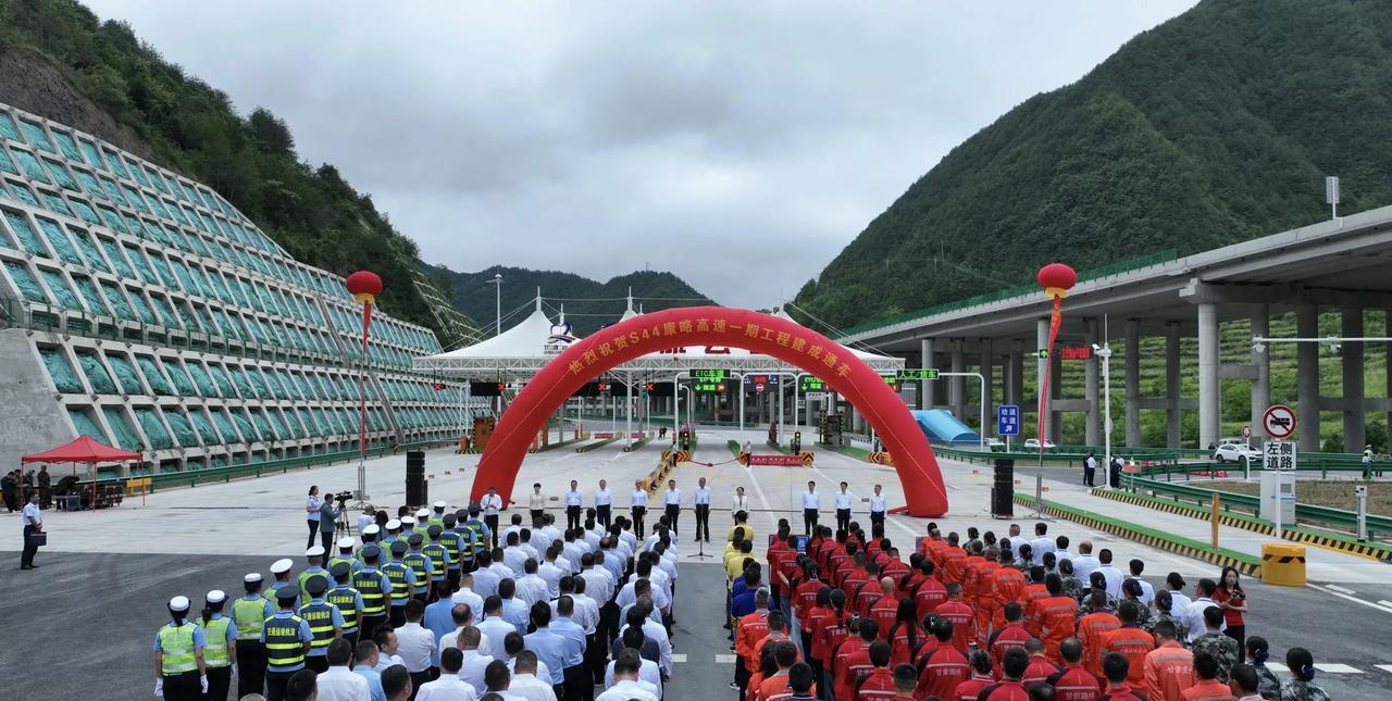 康略高速望关至康县西通车，陇南实现县县通高速。6月26日，S44康略高速公路望关