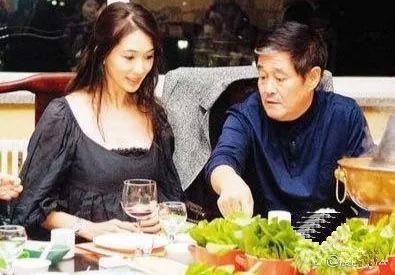 2018年，赵本山大摆宴席款待陈惠敏，席间两人大谈江湖往事，赵本山问他：“崩牙驹