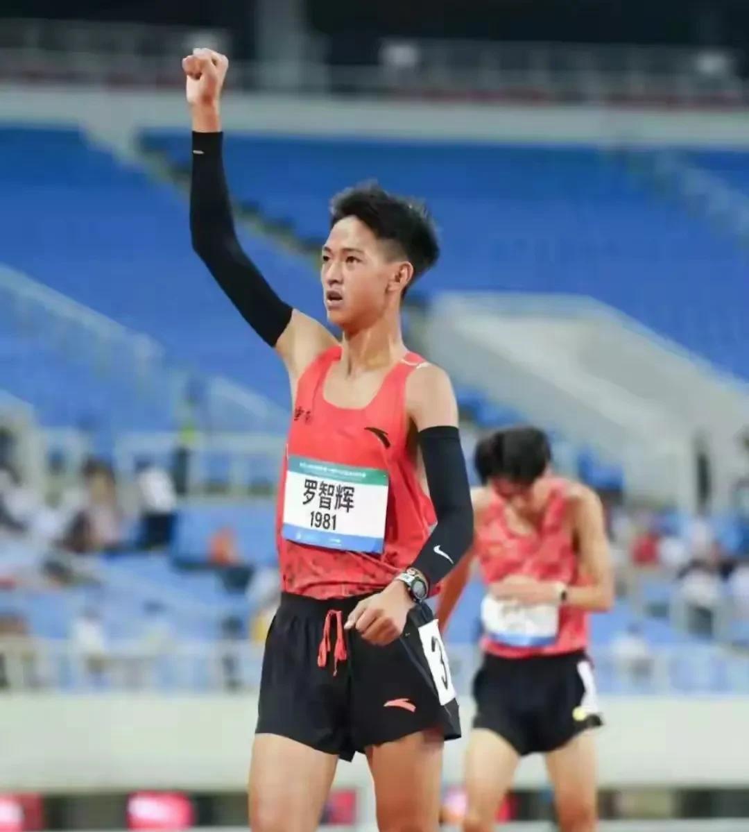 在沈阳进行的首届全国青少年田径运动会男子2000米障碍决赛中，云南小将罗智辉以5