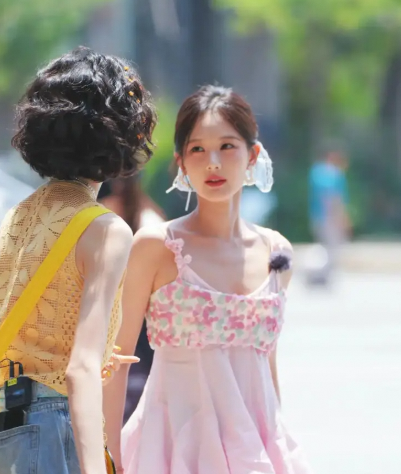 李一桐新综艺路透 粉色吊带上衣搭配蓝色发带尽显甜美活力