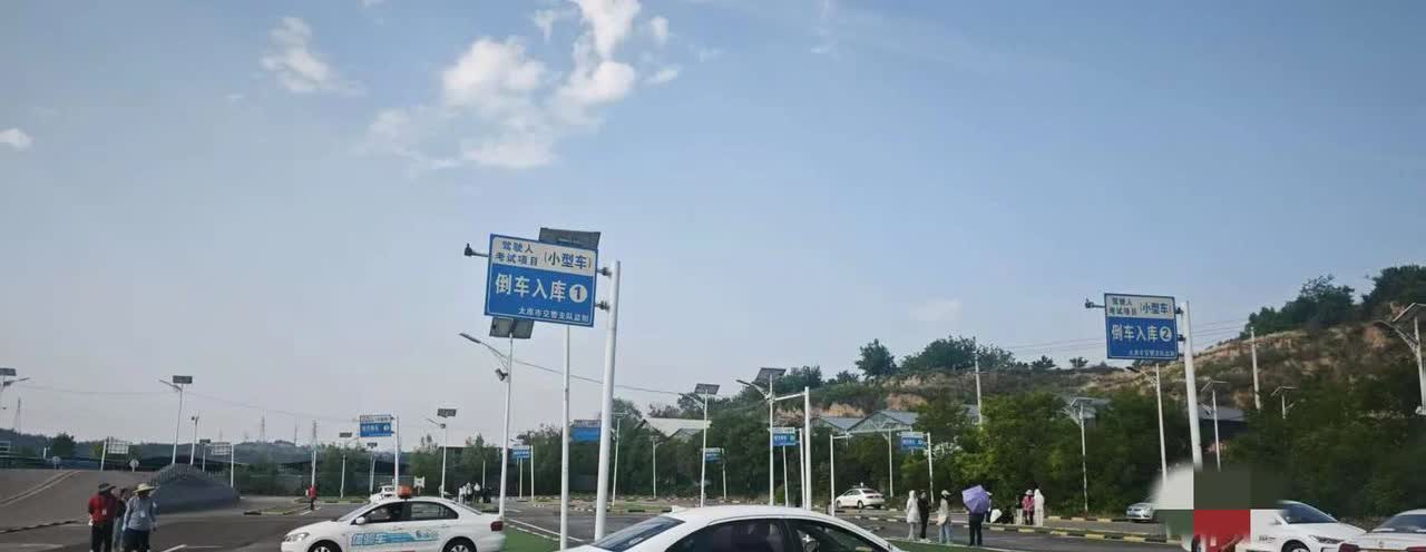 今天女儿早早就去了主校，上午考科二。

昨天模拟了科二的考试四次，两次合格两
