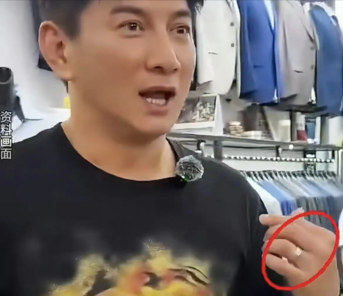 吴奇隆参加活动，无名指上还戴着戒指，看来他与刘诗诗的婚姻还是很稳定，打破了离婚的