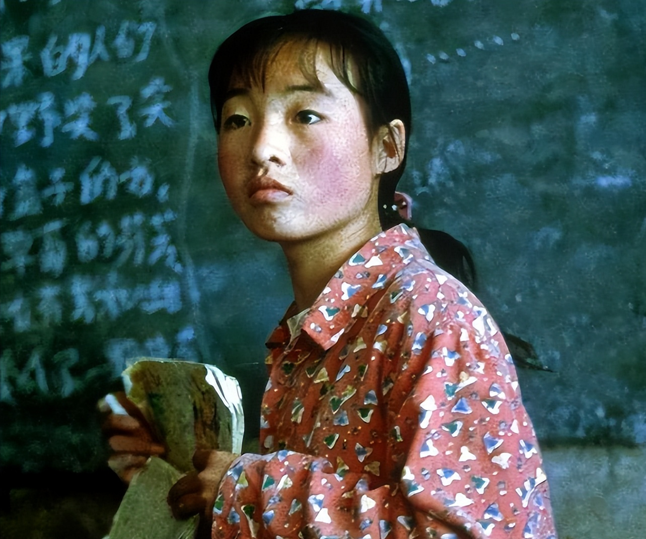 1999年，张艺谋捧红了农村女孩魏敏芝。拍完戏后，魏敏芝想进演艺圈，张艺谋却不同