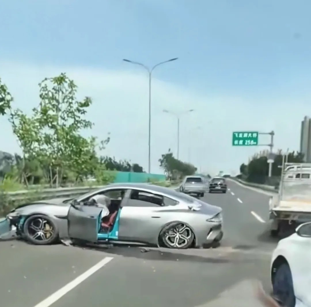 又撞护栏上了，谁懂啊 