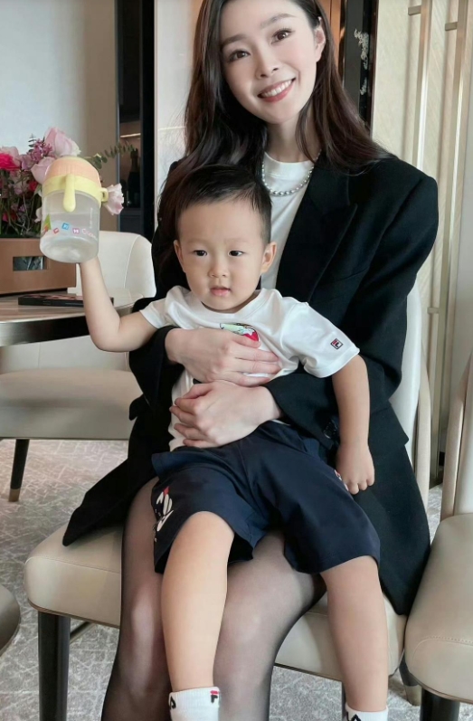 宋轶黑丝真性感，比杨幂还适合穿黑丝！
抱的孩子是谁的？记得好像没结婚吧，白敬亭也