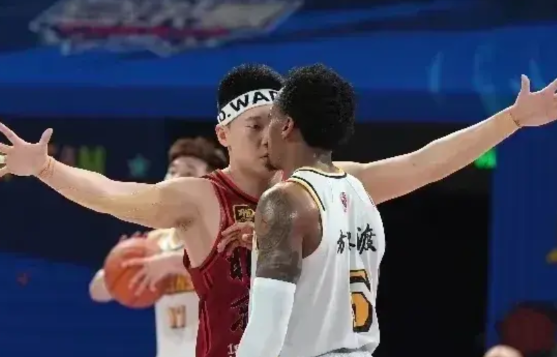 雷蒙白色发带太抢眼了！
在CBA季后赛里，雷蒙但凡出场前必须绑上白色的发带。不少