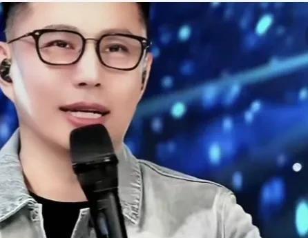 歌手石头怼人的水平真不低
曾经歌手石头和师父李玉刚闹掰后几乎淡出歌坛，不曾想最近