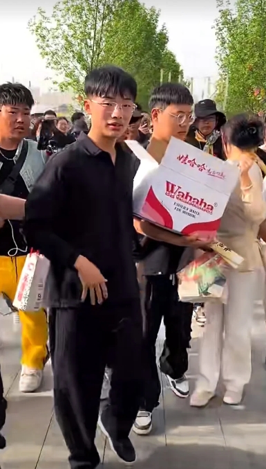 这最近的菏泽曹州牡丹园火的一塌糊涂！郭有才和老婆舒畅来牡丹园，大衣哥朱之文也来牡
