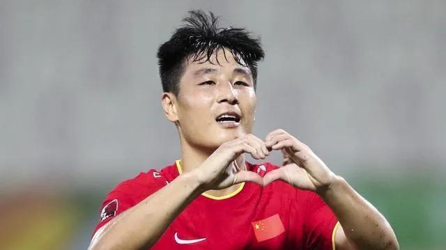 国足无缘世界杯！作为队长武磊没有任何表态！原本球迷对武磊期待很高，因为武磊连续获