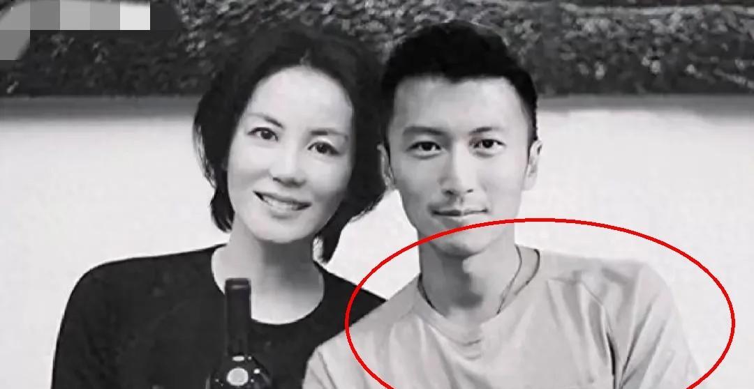 我把谢霆锋所有的前任都查了一下，
一查吓一跳，
原来张柏芝是唯一一个，最不符合谢