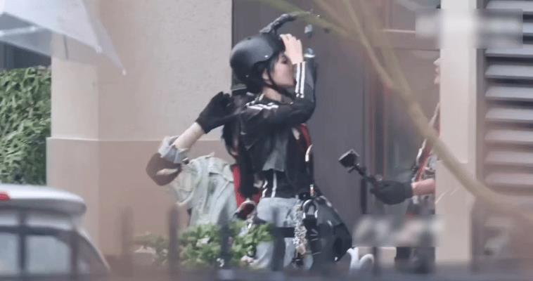 #迪丽热巴淋雨给工作人员送伞#  迪丽热巴真是人美心善，在录综艺节目《开始推理吧