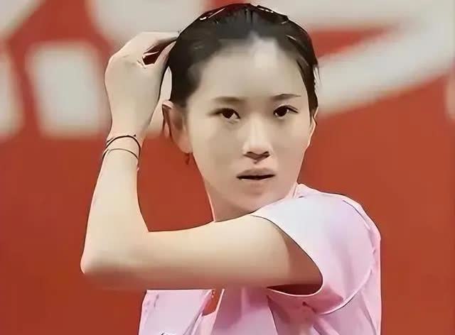 王添艺人美球技也不差！乒超深圳大学与黄石基地一战，比赛进行到第四盘，由深圳大学的