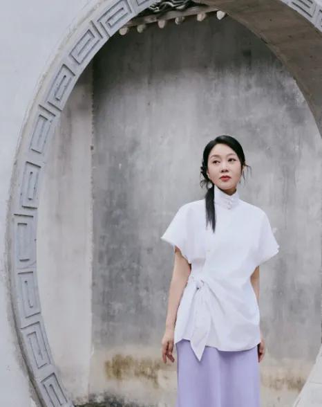 感觉闫妮有一点挺神奇的，娱乐圈里的女星无人能及。
近日，闫妮分享了一组古镇限时游