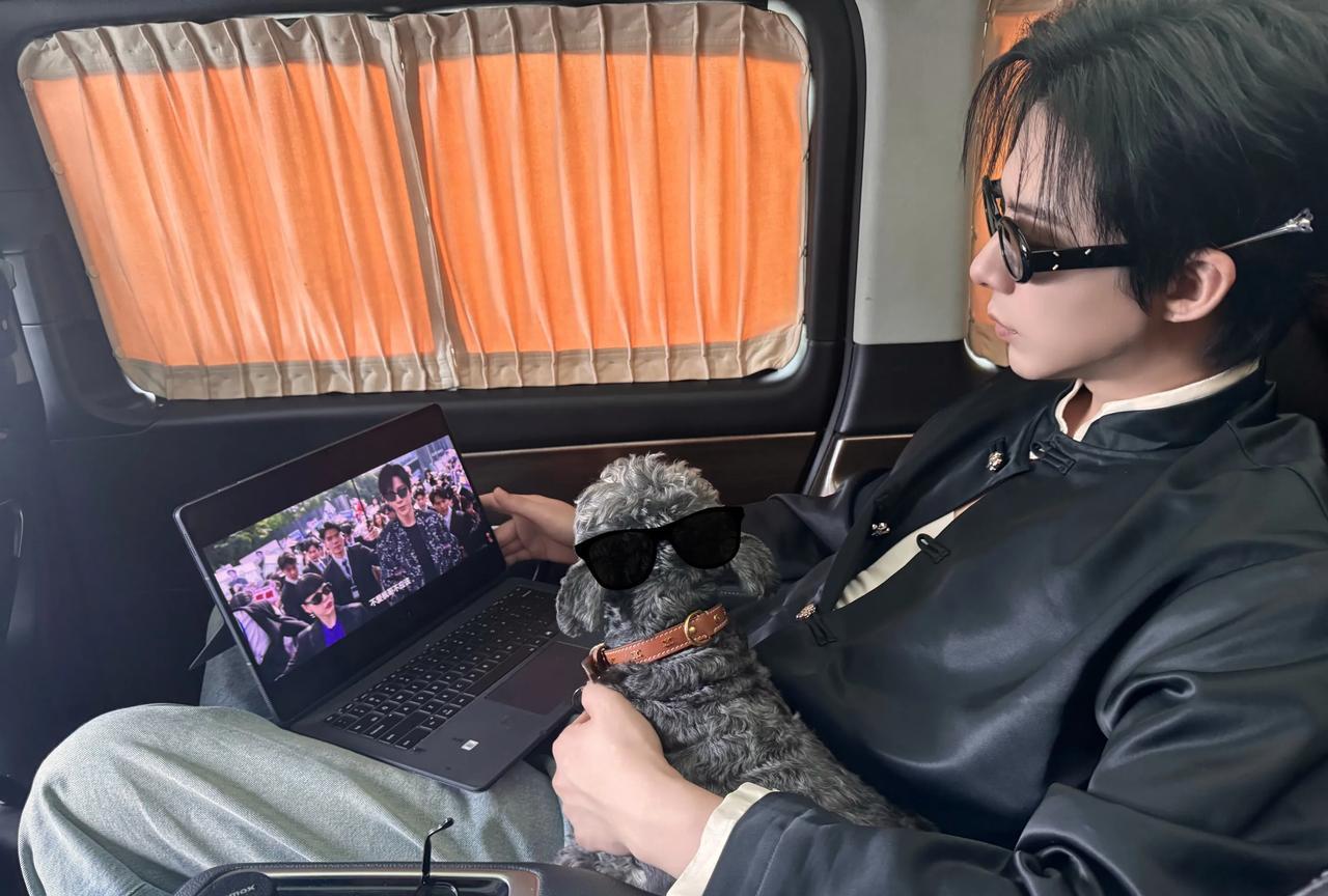 刘宇宁做事很有仪式感。
今天《书卷一梦》播了，又和呆米一起追剧了。注意细节，因为